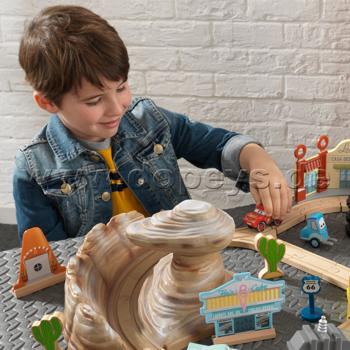 Disney Pixar Cars 3 50-teiliges Eisenbahnset Radiator Springs von KidKraft 18013