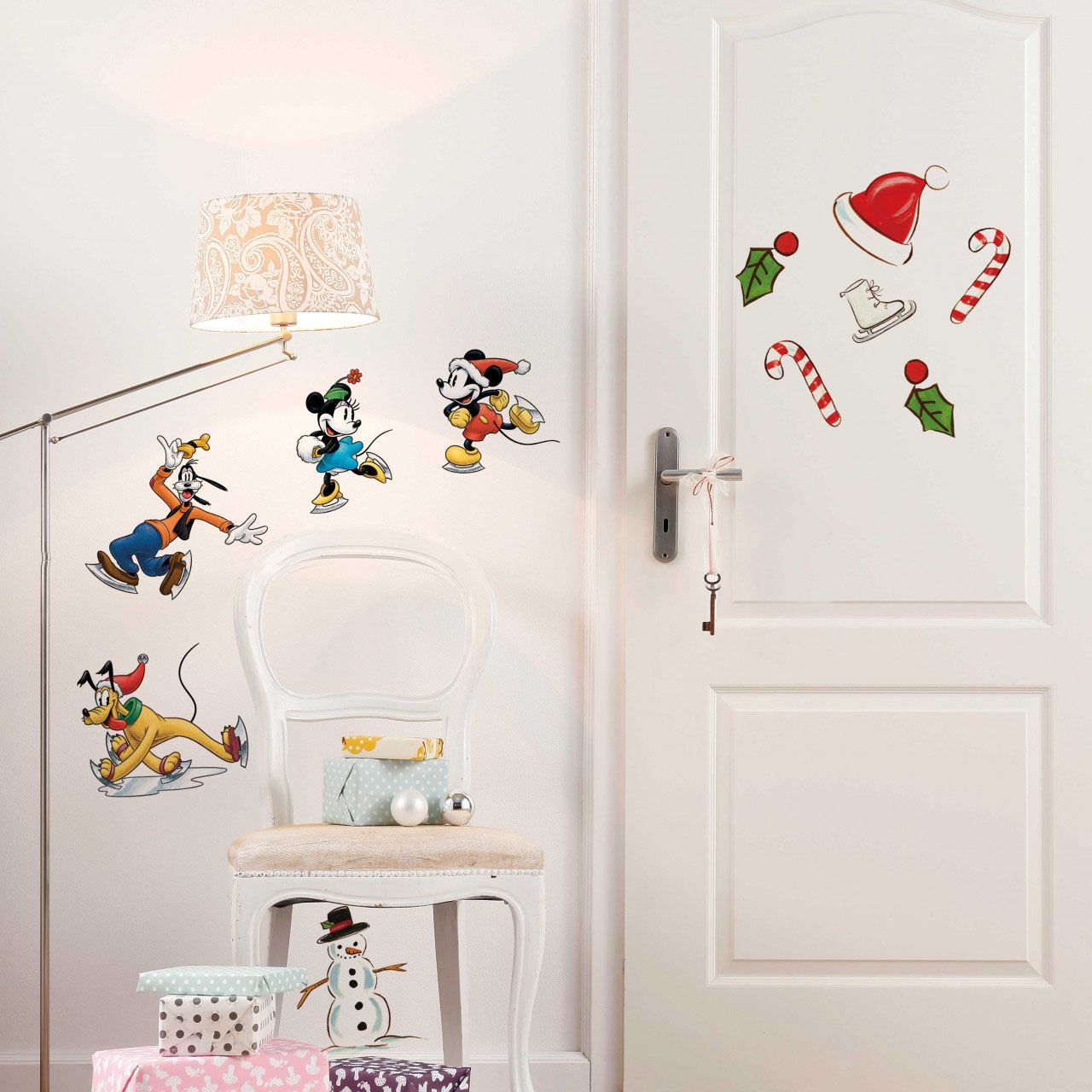 Disney Wandsticker / Wandaufkleber Mickey Maus "Mickey Ice Slide" 50cm x 70cm