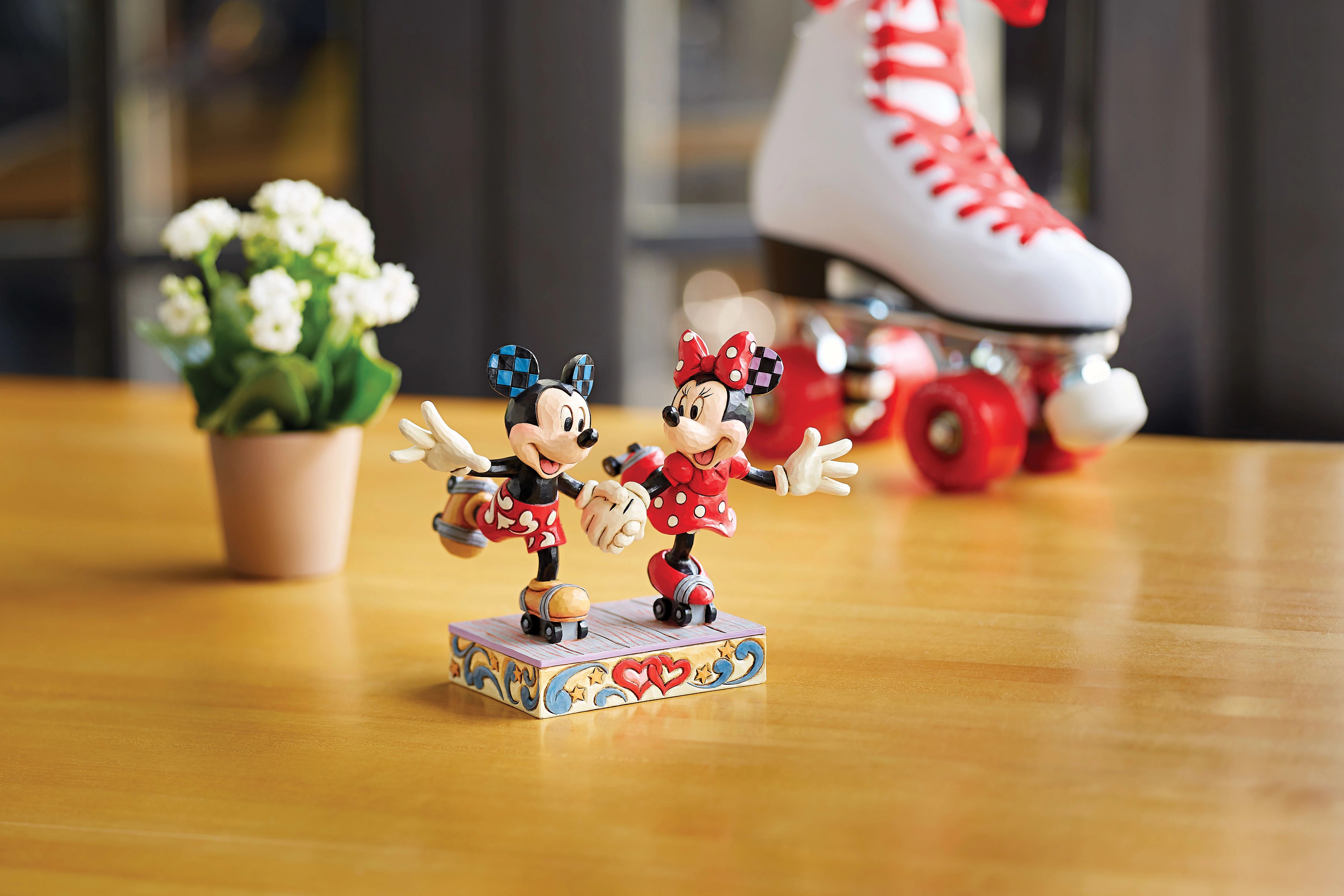 Disney Traditions Figur - Mickey & Minnie Maus fahren Rollschuh (A Sweet Skate) von Jim Shore 6014315